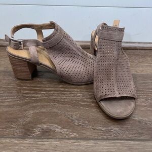 Franco Sarto Hartlet2 Suede Perforated Peep Toe Block Heel Sandals Taupe Sz 8.5
